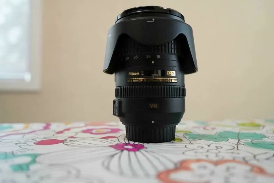 Объектив Nikon AF-S DX NIKKOR 18-140mm f / 3.5-5.6G ED VR AFSDXVR18-140G