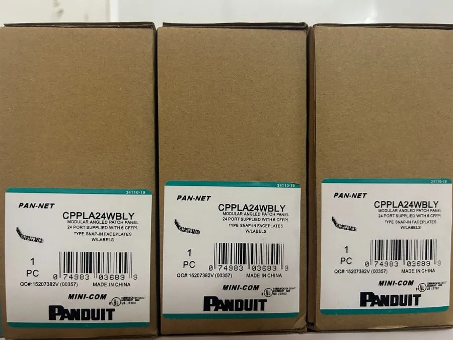 Патч-панель Panduit CPPLA24WBLY Mini-Com 24 Port Angled Modular Patch Panel Port