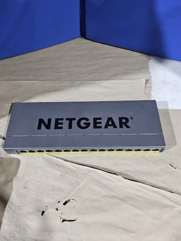 Коммутатор NETGEAR GS116PP 16Port Gigabit PoE+ Switch 183W Unmanaged Rackmount W