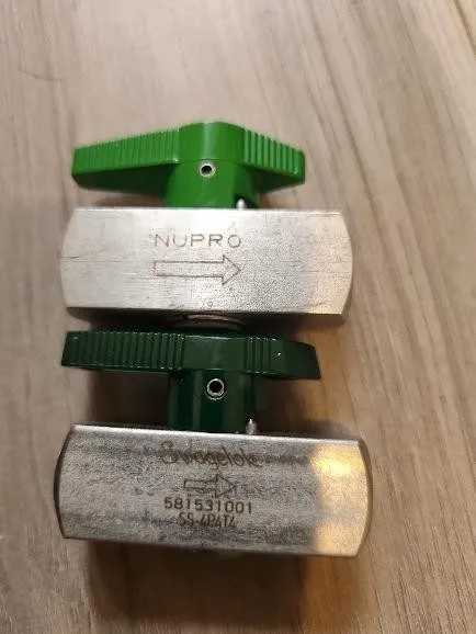 Клапан Nupro SS-4P4T4 Stainless Plug Valve 1/4 in NPT x 1/4 in Swagelok VCR