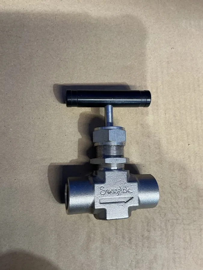 Клапан Swagelok SS-18VF8-Manual Stainless Needle Valve 5000psi 1/2in FNPT — фото лота 1