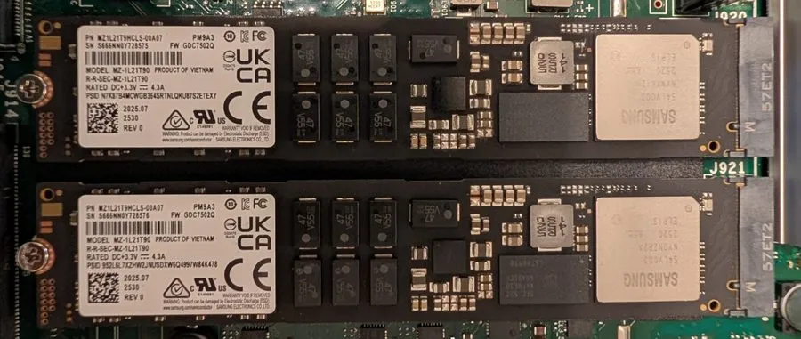 SSD-накопитель Samsung PM9A3 1.92TB M.2 SSD 22110 NVME PCIe 4.0 X4 MZ1L21T9HCLS-