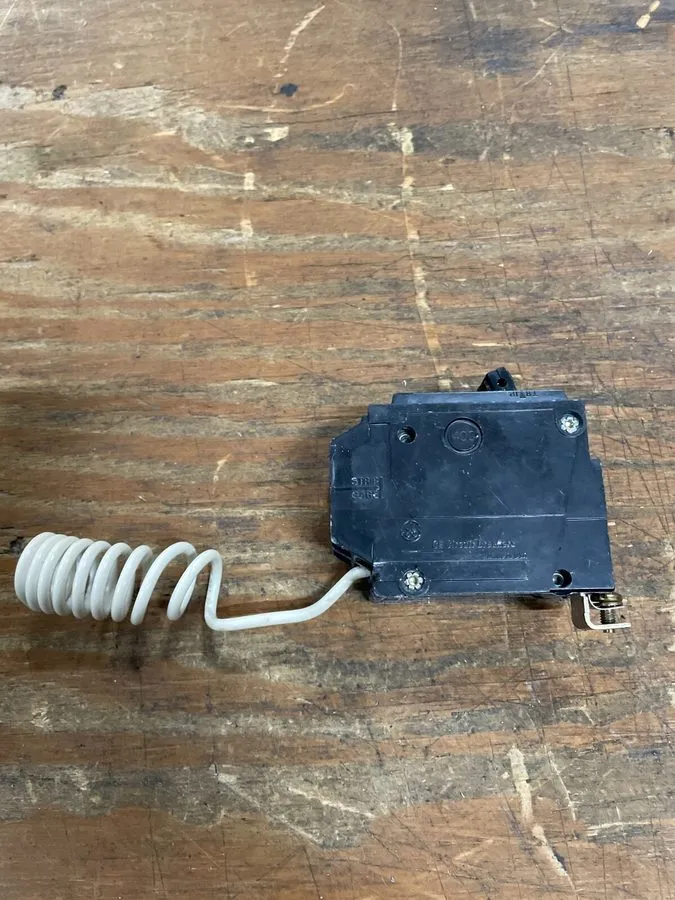 Автоматический выключатель General Electric THQB21WY20 Circuit Breaker Switched  — фото лота 2
