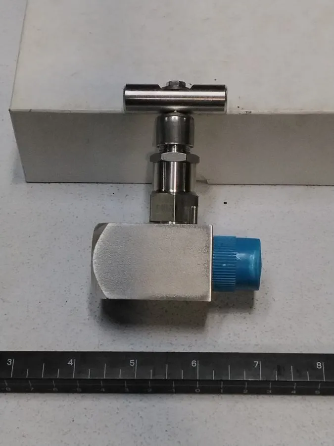 Клапан SWAGELOK, GENERAL SERVICE NEEDLE VALVE SS-4GUM8-F8 1/2"NPT 6000PSI — фото лота 1