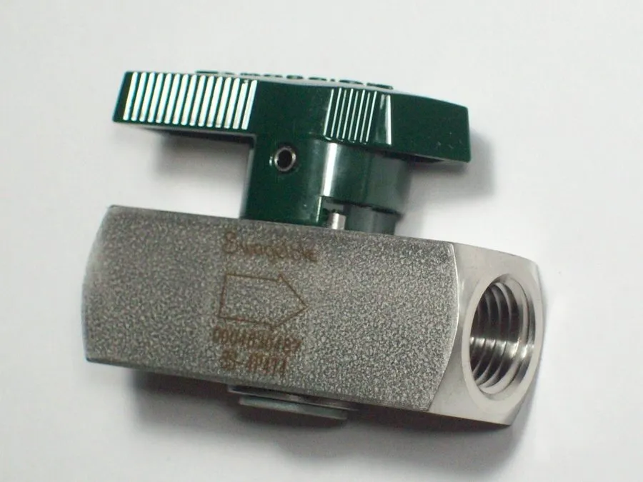 Клапан Nupro SS-4P4T4 Stainless Plug Valve 1/4 in NPT x 1/4 in Swagelok VCR