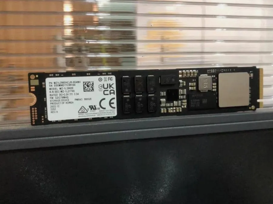 SSD-накопитель Samsung PM9A3 960GB MZ1L2960HCJR-00AWV NVMe PCIe Gen4 x4 M.2 2211