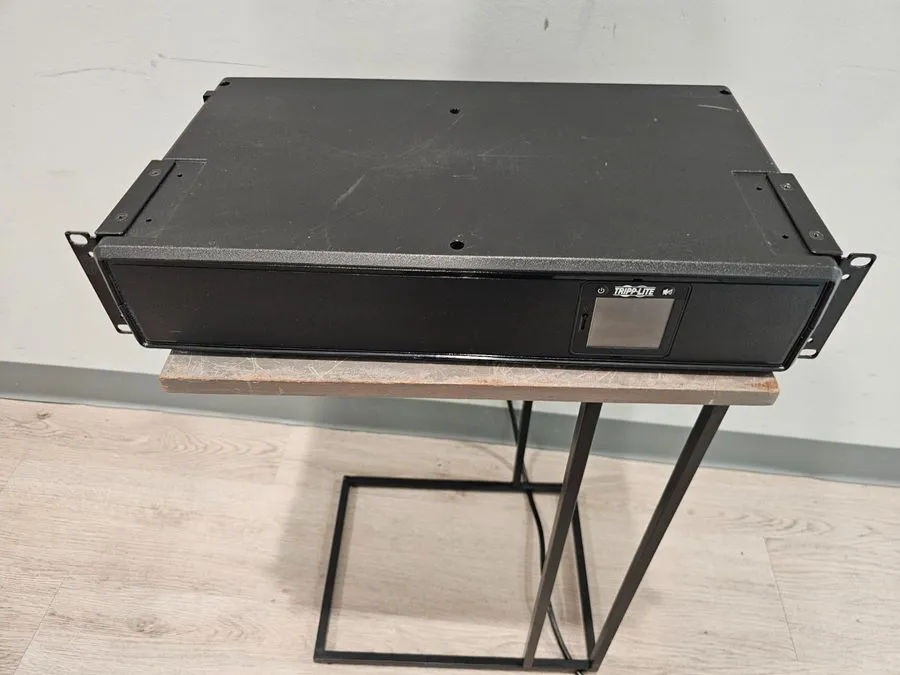 Дисплей Tripp Lite SMART1500LCD 1500VA 900W Rackmount UPS AVR LCD 8 Outlets