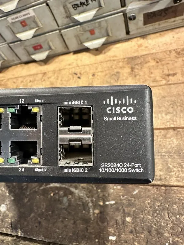Коммутатор Cisco Small Bussiness 24 Port 10/100/1000 Switch SR2024C — фото лота 4