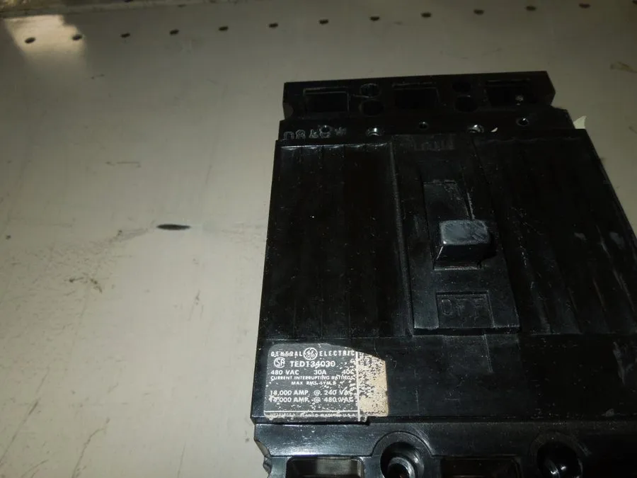 Автоматический выключатель GE TED134030 30A 3-Pole 480V AC E-Frame Circuit Break
