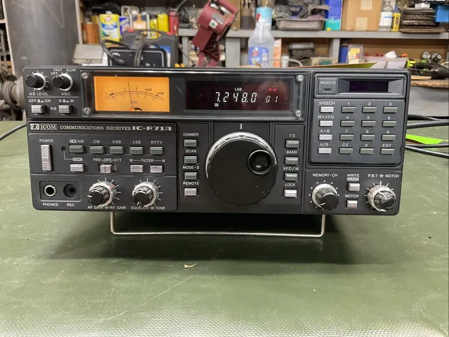 Радиостанция Icom IC-R71A Communications Receiver With CK70, Manual and Box