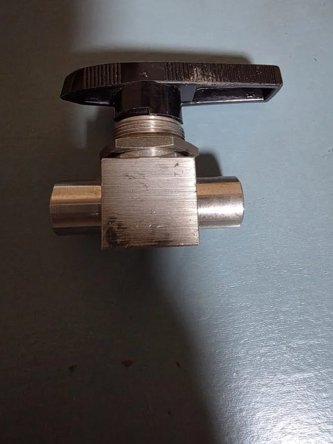 Клапан SWAGELOK SS-44F4 STAINLESS STEEL BALL VALVE 1/4"-NPT 2500PSI