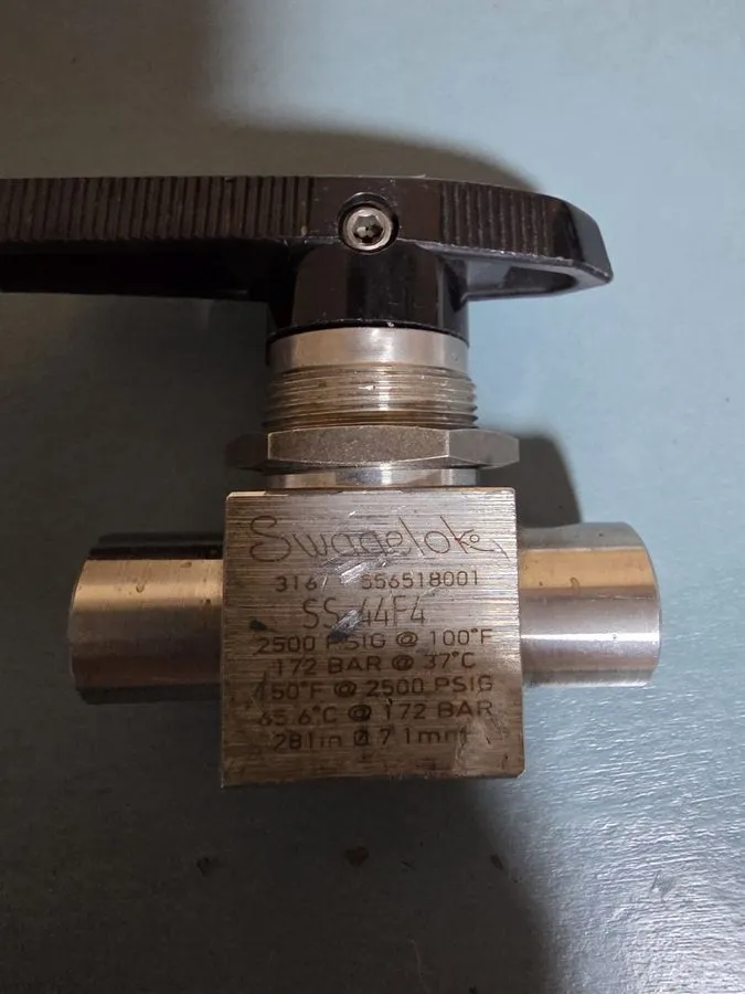 Клапан SWAGELOK SS-44F4 STAINLESS STEEL BALL VALVE 1/4"-NPT 2500PSI — фото лота 2