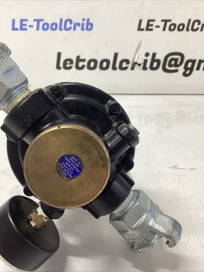 Трубопроводная арматура Watts FluidAir Pressure Regulator 119-464 w/ Gauge 0-160 — фото лота 2