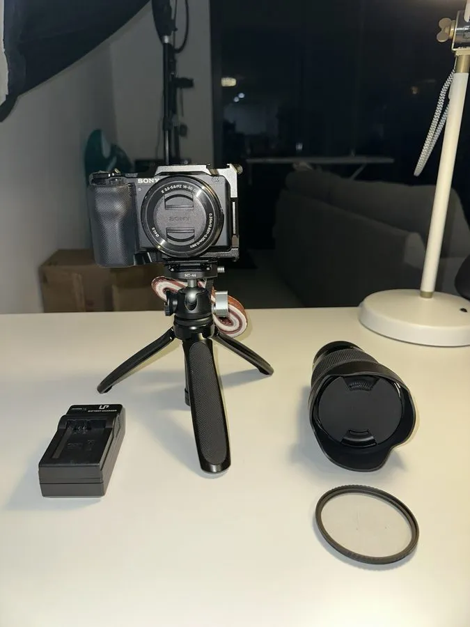 Объектив Sony Alpha ZV-E10 24.2MP Mirrorless Camera w/ Sigma 16mm Lens — фото лота 1
