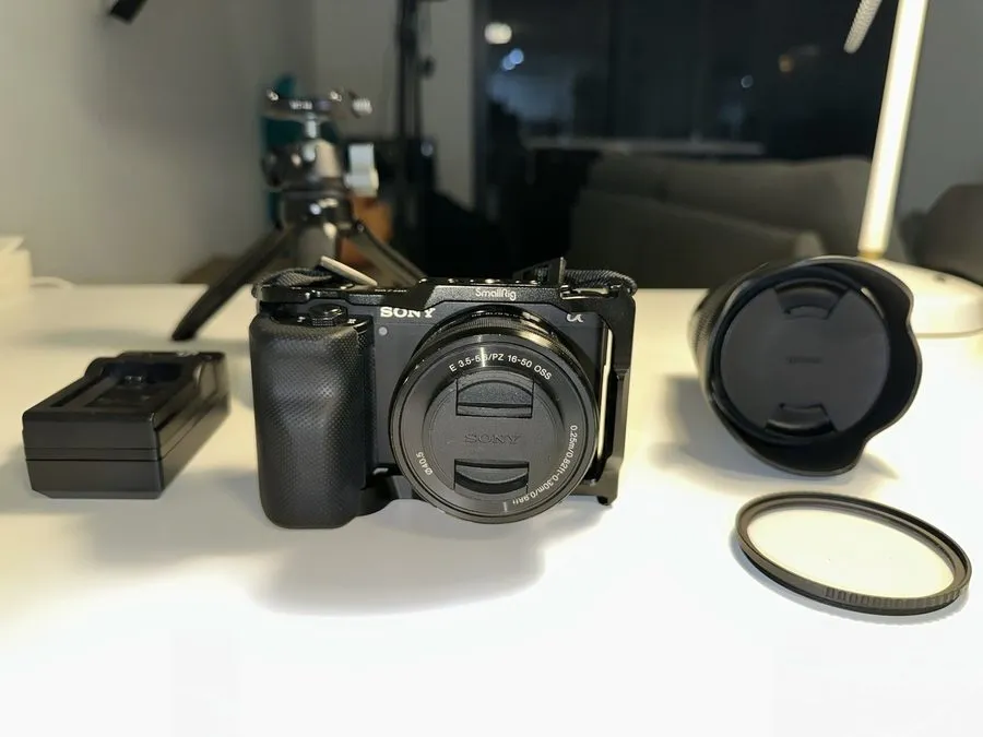 Объектив Sony Alpha ZV-E10 24.2MP Mirrorless Camera w/ Sigma 16mm Lens — фото лота 2