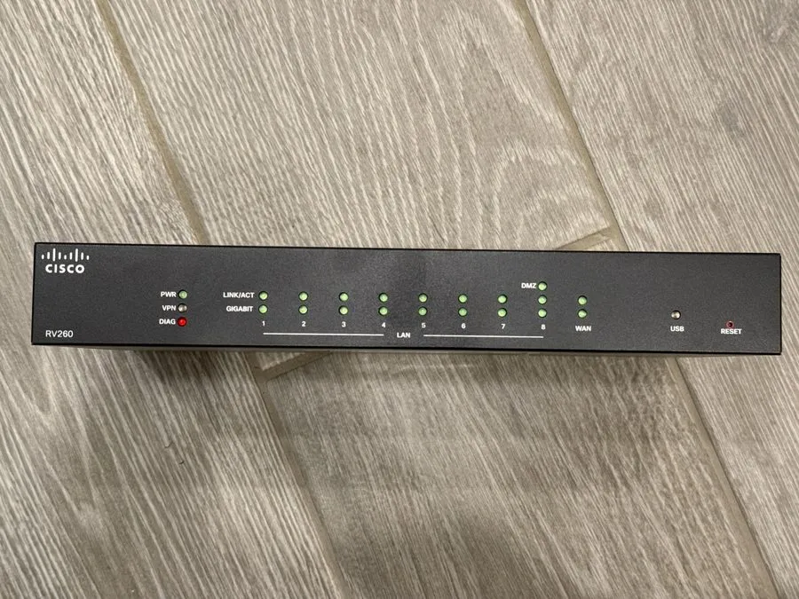 Маршрутизатор Cisco RV260-K9-NA 8-Port VPN Router — фото лота 1
