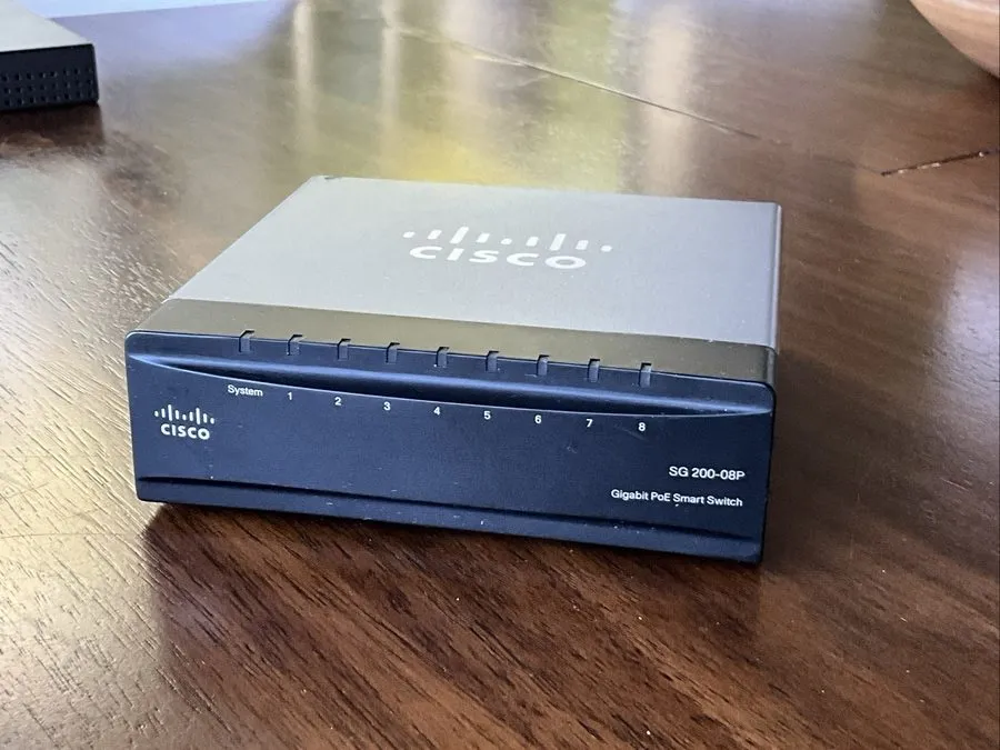 Коммутатор Cisco SG200-08P 8-port Gigabit PoE Smart Switch (SLM2008PT)