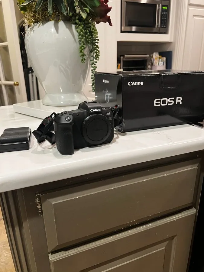 Фотокамера Canon EOS R 30.3MP Mirrorless Camera With Canon RF 50MM f1.8 (PLEASE 