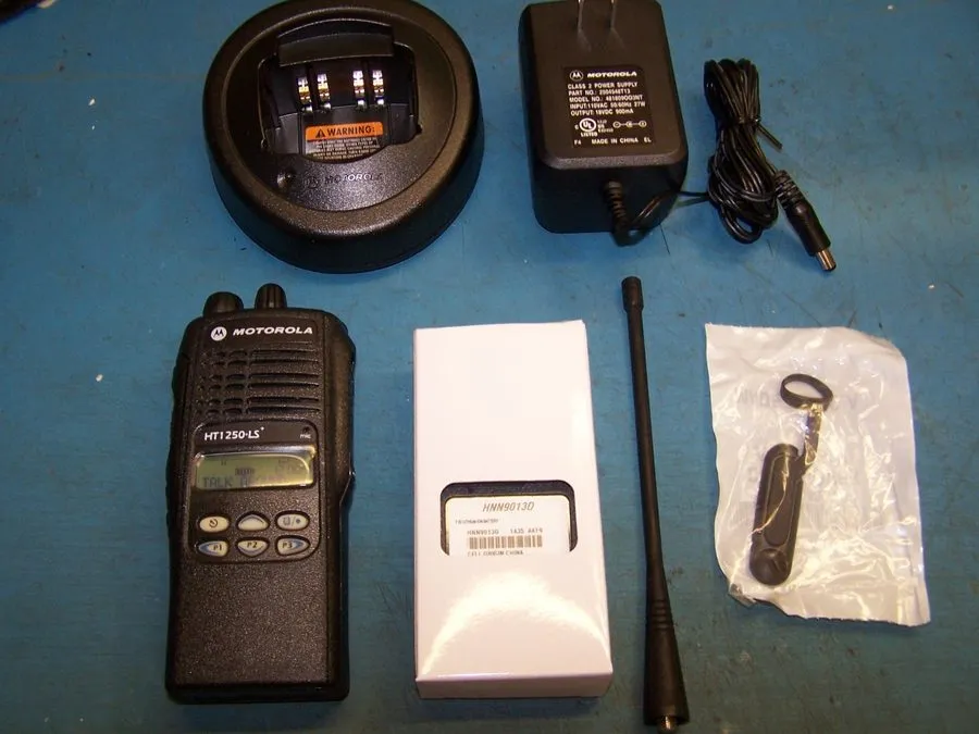 Радиостанция Motorola HT1250 LS+ UHF 450-512MHz 4W 16CH Two Way Radio AAH25SDH9D