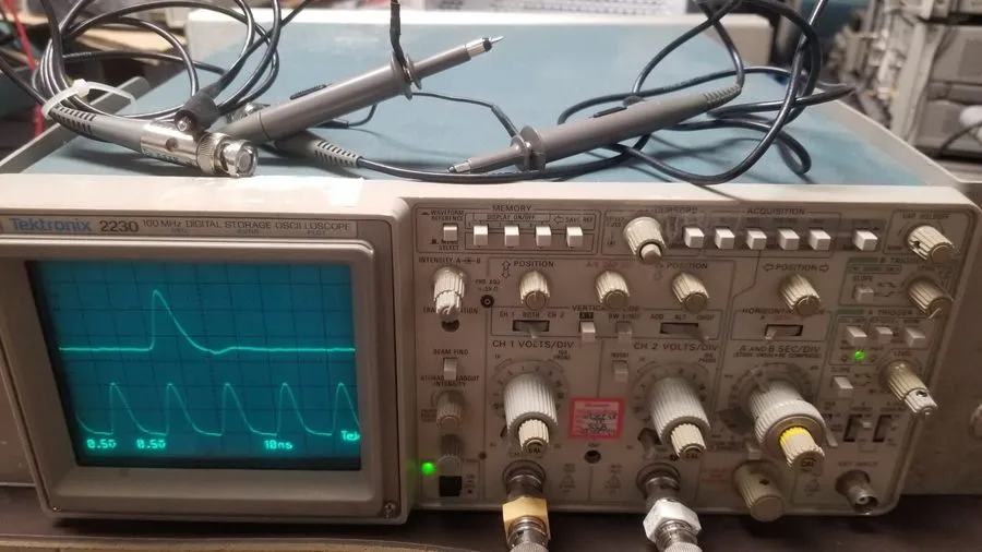 Осциллограф Tektronix 2230 100mhz Digital Storage Oscilloscope (YTH44)