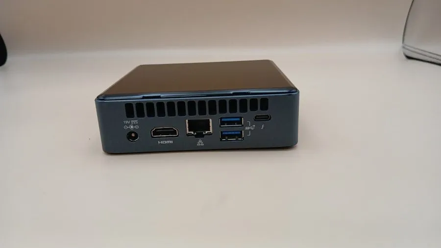 SSD-накопитель Intel NUC NUC8i3BEK i3-8109U 8GB RAM 250GB SSD Iris 655 Mini PC
