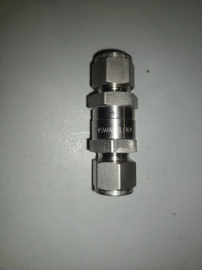 Клапан Swagelok Check Valve 1/2", 1 Psig, EP O-Ring, SS-CHS8-EP-1 — фото лота 1