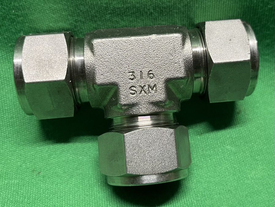 Фитинг Swagelok SS-1210-3 Stainless Steel 3/4 in Compression Tee Fitting