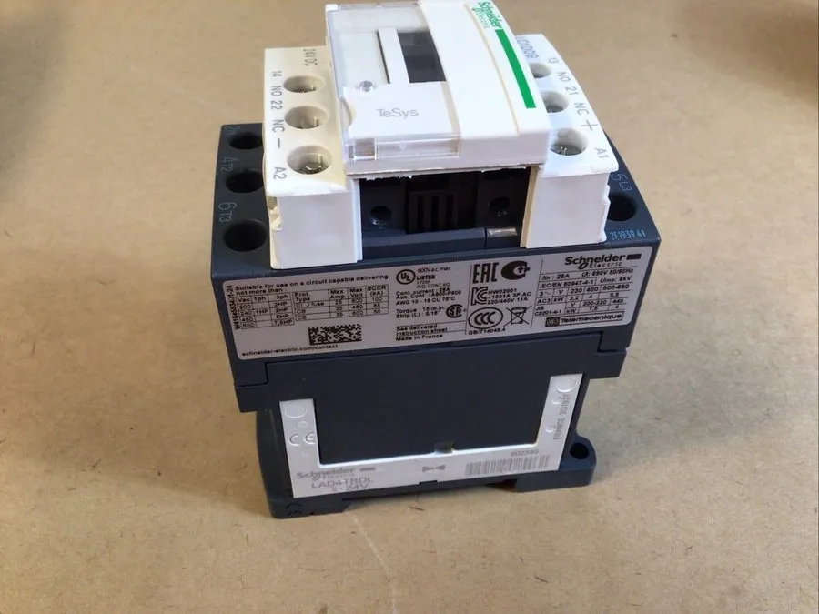 Контактор Schneider LC1D09BD TeSys D Contactor 9A 24VDC Coil + LAD4TBDL 3 Pole — фото лота 1