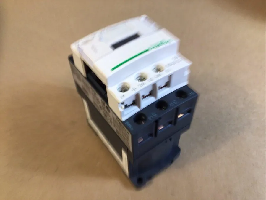 Контактор Schneider LC1D09BD TeSys D Contactor 9A 24VDC Coil + LAD4TBDL 3 Pole — фото лота 2