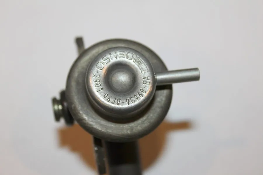 Трубопроводная арматура FUEL PRESSURE REGULATOR + RETURN HOSE Jaguar XKR XJR 4.0 — фото лота 1