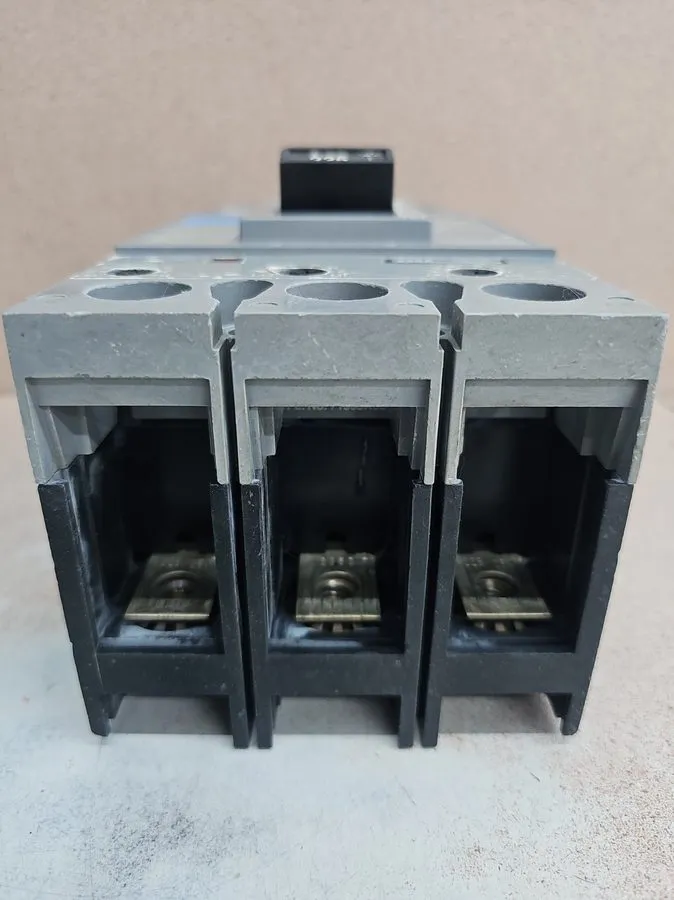Автоматический выключатель I-T-E Siemens Sentron FXD63B225 225A 3 Pole 600VAC Ci