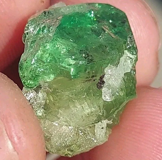 Лабораторный прибор LARGE GORGEOUS TSAVORITE GARNET FROM TANZANIA 30.5cts — фото лота 1