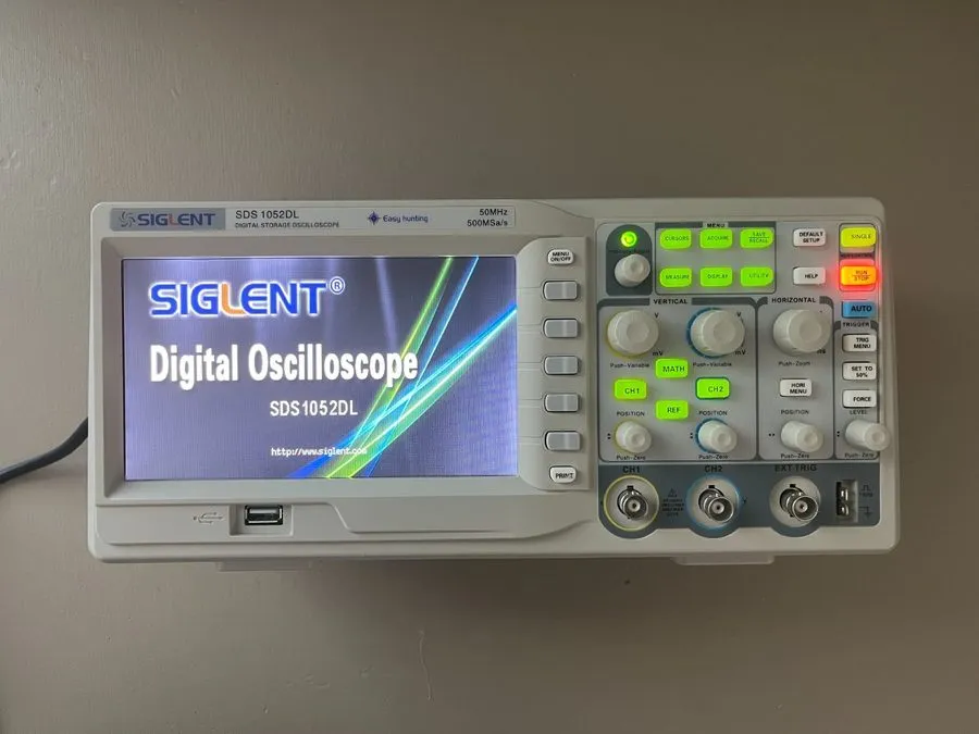 Осциллограф Siglent SDS1052DL 50 MHz Digital Storage Oscilloscope — фото лота 1