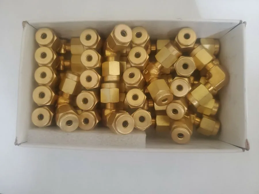 Фитинг 25 Swagelok Brass Elbow Fitting, 1/8" Tube x 1/8" Tube B-200-9 S02432796B