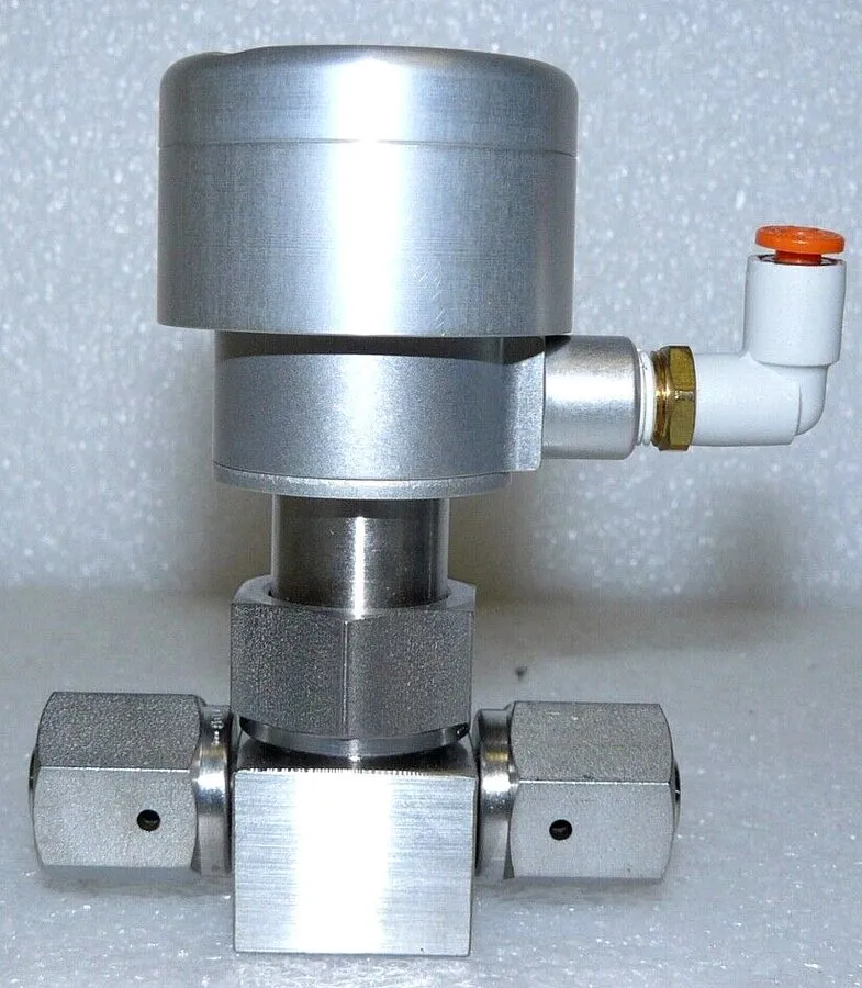 Клапан Swagelok Bellows Sealed Valve SS-4BK-V51-1C, 1/4" Female VCR
