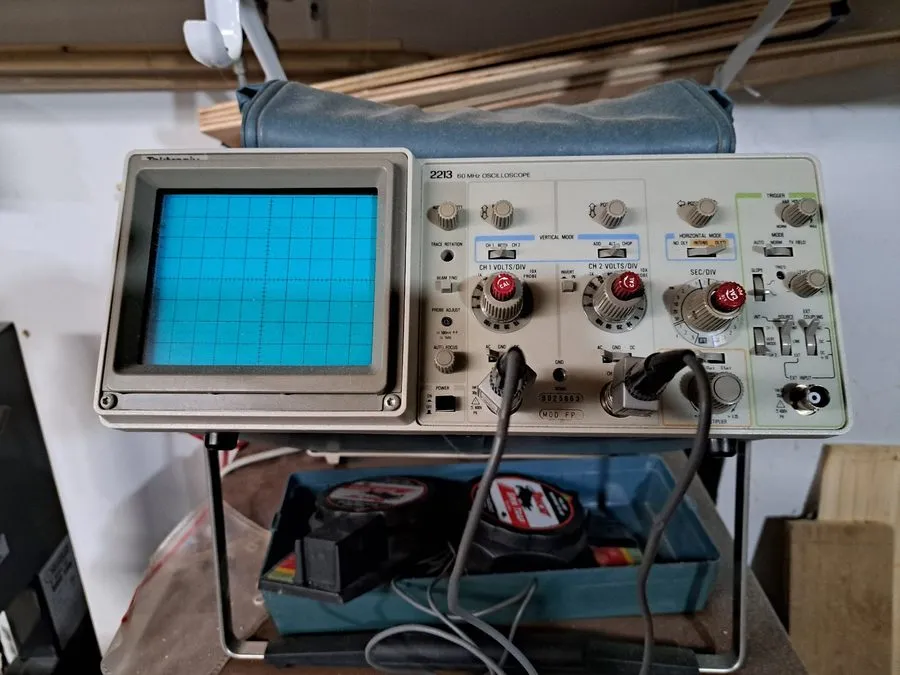 Осциллограф Tektronix 2213A 60MHz 2 Channel Oscilloscope.