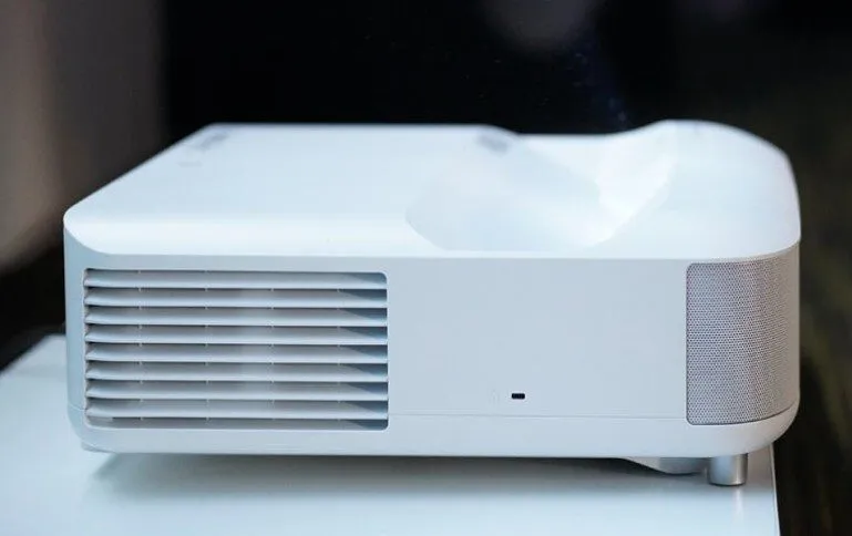 Проектор EPSON EH-LS650W 3,600 Lumens 120" 4K PRO-UHD Laser Beam TV Projector Ex