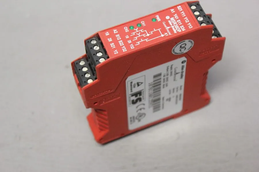 Реле безопасности Allen-Bradley 440R-M23204 MSR38DP Safety Relay Series A 24VDC