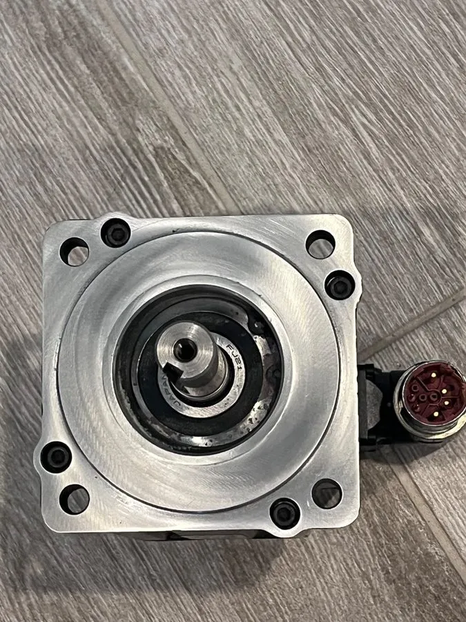 Серводвигатель allen bradley VPL-A1001M-PJ12AA INVERTER DUTY AC SERVO MOTOR — фото лота 2