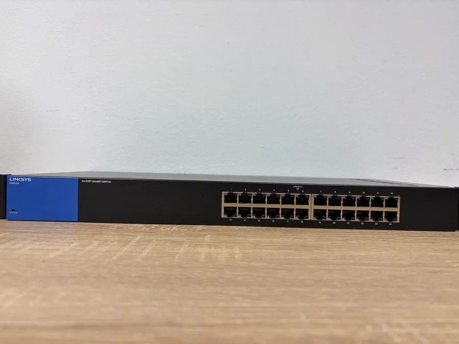 Коммутатор Linksys LGS124P 24-Port Business Gigabit PoE+ Switch Black