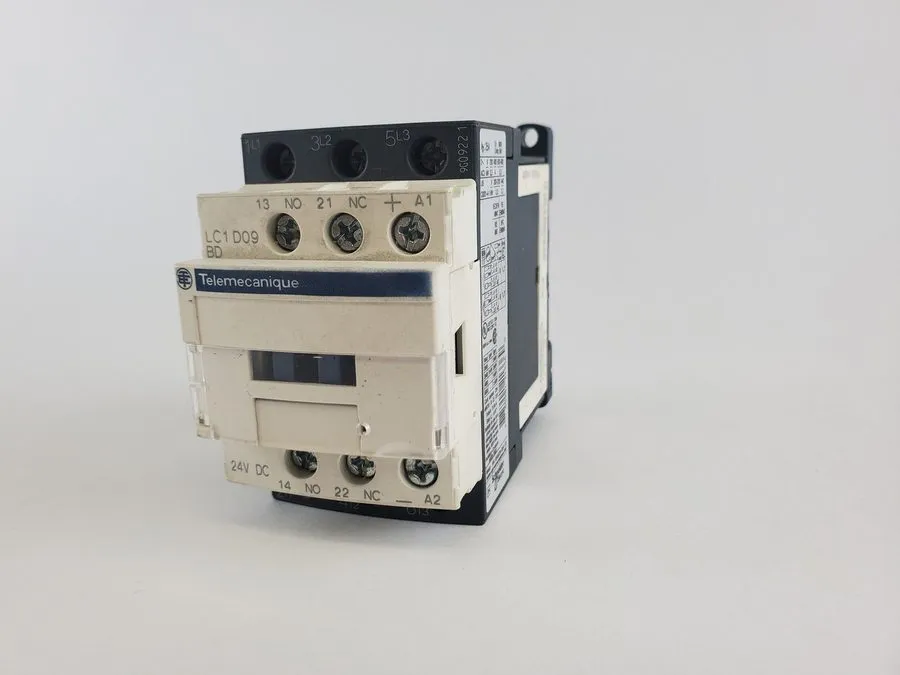 Контактор Schneider LC1D09BD TeSys D Contactor 9A 24VDC Coil + LAD4TBDL 3 Pole