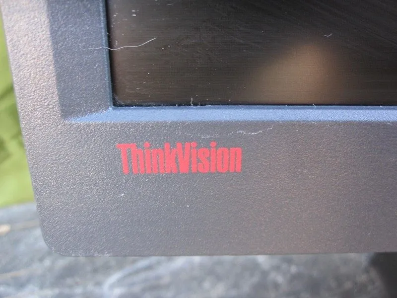 Монитор Lenovo Thinkvision L1951pwD 19" Widescreen LCD Monitor w VGA/DVI Inputs — фото лота 2