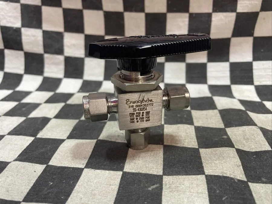 Клапан Swagelok SS-43GXS4 Three way ball valve shipping