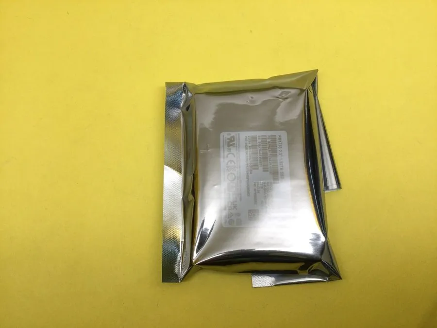 SSD-накопитель Dell WPR17 Samsung PM1733 V2 MZWLR1T9HBJR MZ-WLR1T90 1.92TB PCIe  — фото лота 1