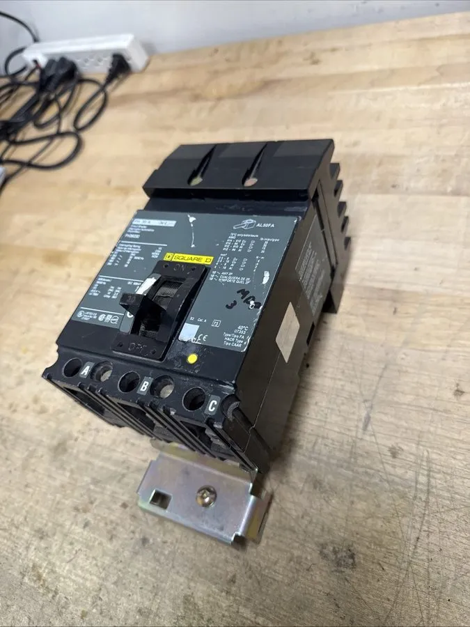 Автоматический выключатель Square D FH36030 30 Amp 600 VAC 3 Pole 25kA@480v I-Li
