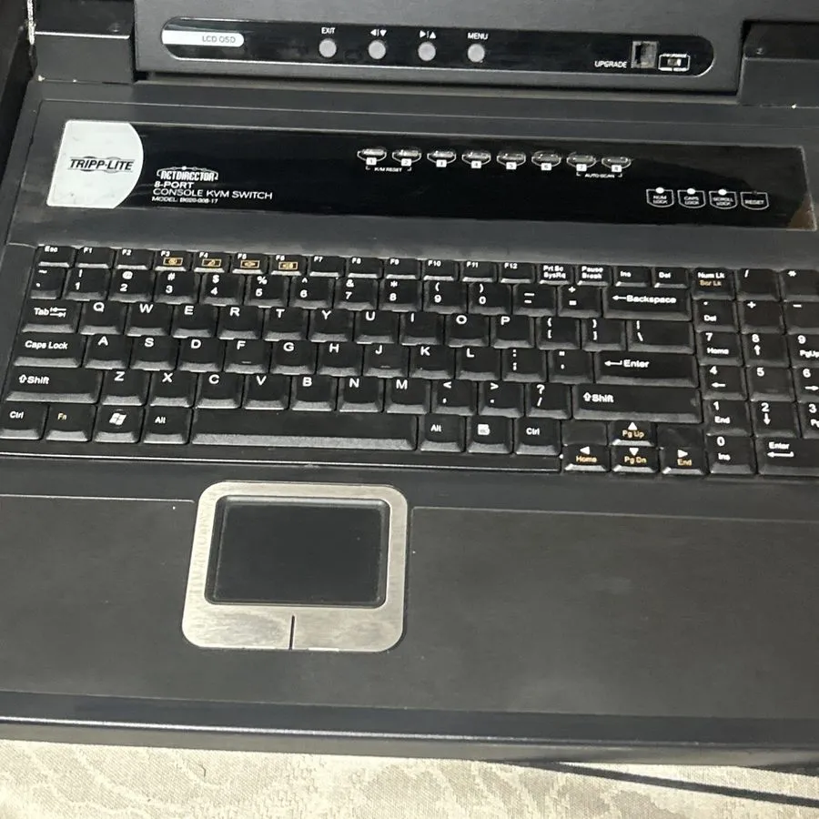 KVM-переключатель Tripp Lite 8-Port B020-008-17 Rackmount KVM Console 17” LCD
