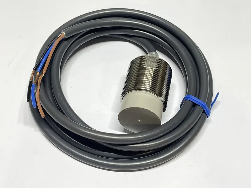 Датчик приближения Omron E2E-X18ME1 Proximity Sensor 12-24VDC 2348