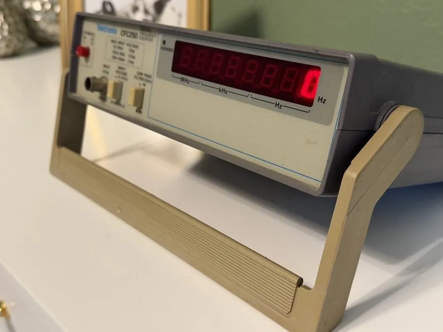 Тестер Tektronix CFC250 100 MHz Frequency Counter