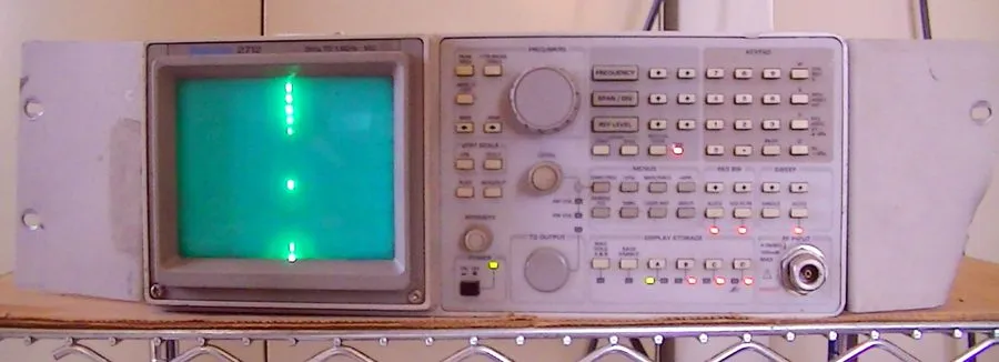 Анализатор спектра TEKTRONIX 2712 5KHz to 1.8 GHz 50 Ohms