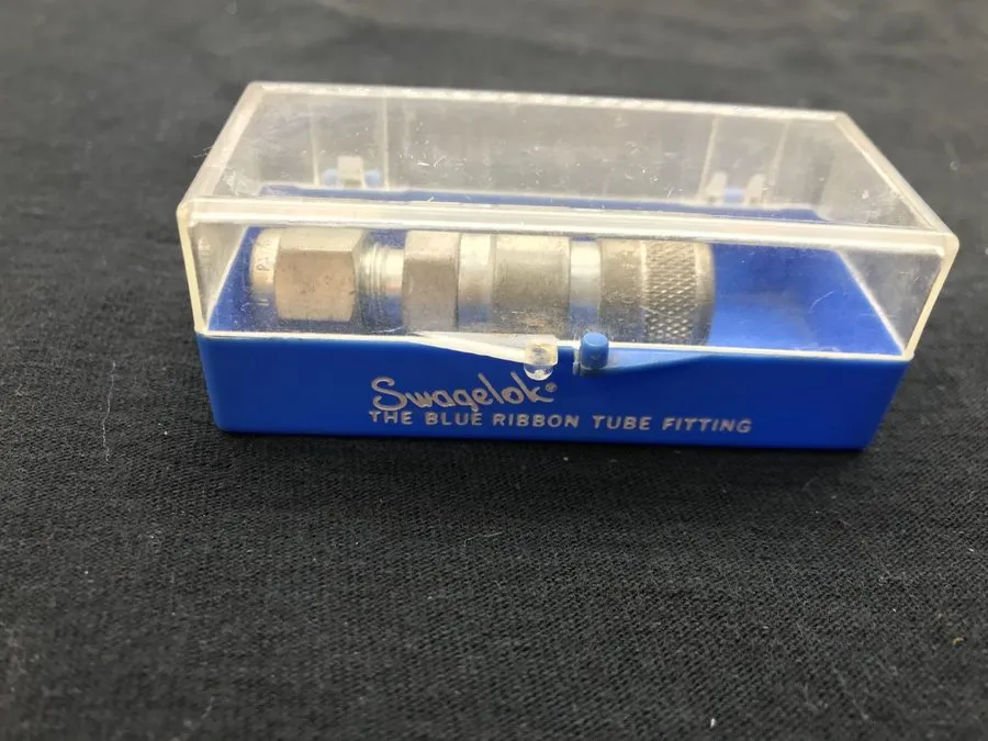Фитинг Swagelok SS-QM2-B-400 Miniature Quick Connect Body 1/4 Tube Fitting